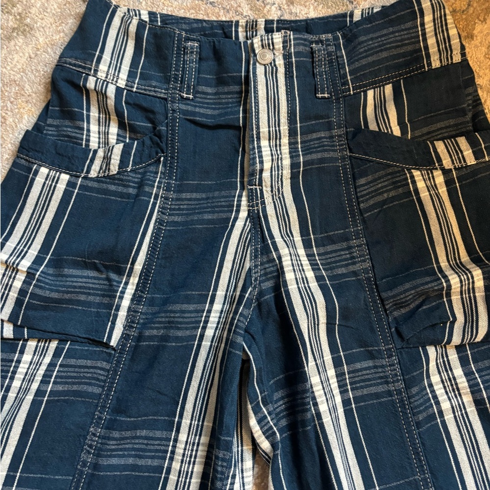 Free People Cropped pants, navy and white. Front pockets, button fly sz 28